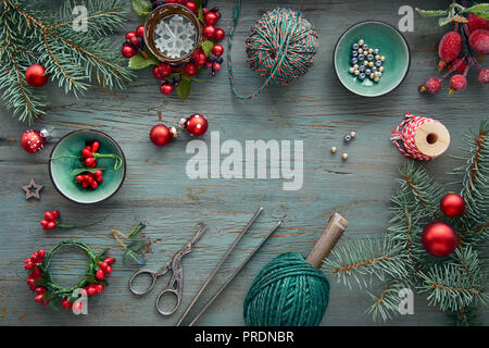 Fond en bois rustique en vert et rouge avec des branches de sapin de Noël et cadeaux, décorations de Noël Banque D'Images