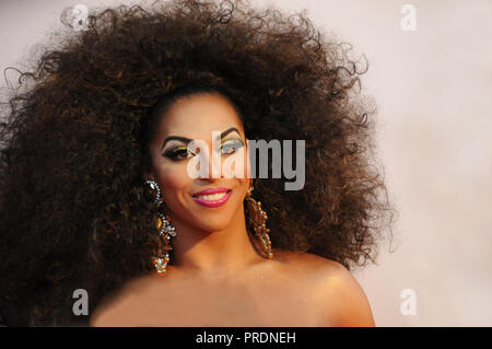 Gay américain Drag Queen, Shangela, sur le tapis rouge de la première du film à Londres, d'une étoile est née. Banque D'Images