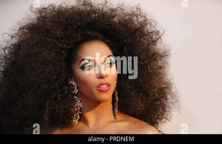 Gay américain Drag Queen, Shangela, sur le tapis rouge de la première du film à Londres, d'une étoile est née. Banque D'Images