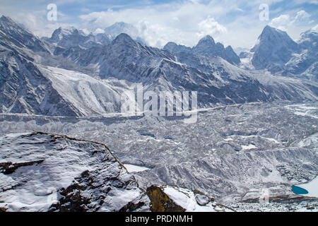 Vue de village, Ngozumpa Gokyo village et le Cholatse du sommet du Gokyo Ri Banque D'Images
