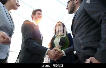 Close-up of handshake de deux hommes d'après un accord important sur le succès de l'entreprise. Banque D'Images