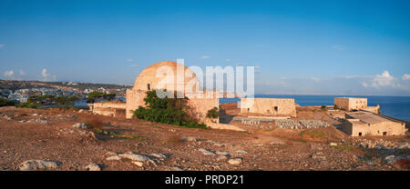 Forteresse médiévale tôt dans les bâtiments de la ville de Rethymno, Crète. Image panoramique prises tôt le matin. Banque D'Images