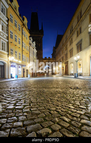 La rue médiévale jusqu'à l'obtention de la tour du Pont Charles sur une nuit pluvieuse à Prague, République Tchèque Banque D'Images