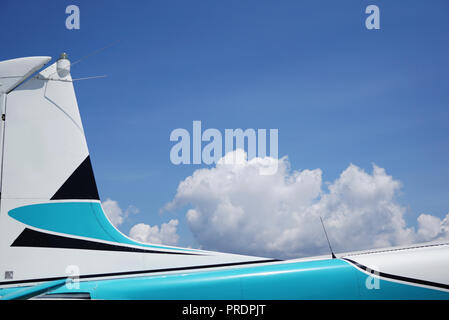 Suffixe de près. Partie de l'avion contre le ciel bleu avec des nuages blancs de fond. Banque D'Images