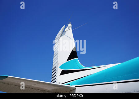 Queue d'un avion contre le ciel bleu. Avion sur le Backgroud Ciel Bleu avec vue sur le ciel bleu. Banque D'Images