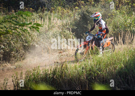 Belgrade, Serbie - Septembre 23, 2018 : les concurrents motos tours pendant la course de motocross trophée de Belgrade en MX Park track Banque D'Images