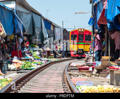 Bangkok, Thaïlande - Avril 9, 2018 : marché ferroviaire Maeklong,le train Maeklong Market (ตลาดแม่กลอง) est un marché des plus inhabituelles parce qu'un train passe à Banque D'Images