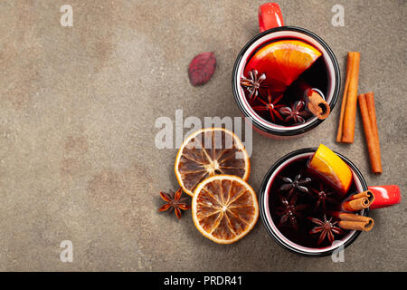 Deux tasses de vin chaud de noël ou gluhwein avec des épices et des tranches d'orange sur la table rustique vue d'en haut. Boisson traditionnelle sur l'hiver. Top View with copy space Banque D'Images