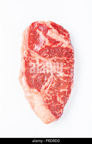 Faux filet steak de boeuf cru isolés contre blanc. Vue de dessus Banque D'Images