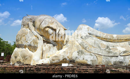 Bouddha couché de Wat Lokaya Sutharam, province d'Ayutthaya, Thaïlande Banque D'Images