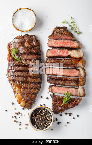 Deux steaks de boeuf grillé marbré de faux filet aux épices isolé sur fond blanc, vue du dessus Banque D'Images