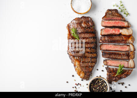 Deux steaks de boeuf grillé marbré de faux filet aux épices isolé sur fond blanc, vue supérieure avec copie espace Banque D'Images