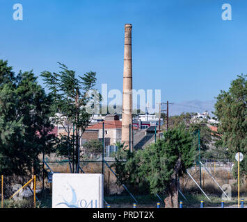 La vieille fumée pile au centre d'un bâtiment industriel abandonné, près de l'ancien sport mondial sur Leof. Eth. Antistaseos. Banque D'Images
