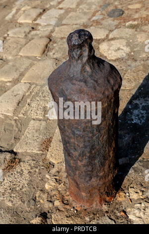 Old rusty steel ou d'amarrage sur le pôle bollard pier près de forteresse de Knossos, Héraklion, Crète Banque D'Images