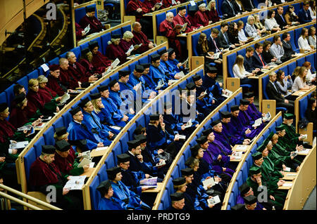 Cracovie, Pologne. 1 octobre, 2018. Les professeurs sont vus au cours de la cérémonie d'ouverture de la 655th ouverture de l'année académique à l'Auditorium Maximum. Fondée en 1364, l'Université Jagellonne est la plus ancienne université en Pologne, la deuxième plus ancienne université d'Europe centrale, et l'une des plus anciennes universités du monde. Credit : Omar Marques/SOPA Images/ZUMA/Alamy Fil Live News Banque D'Images