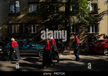 Cracovie, Pologne. 1 octobre, 2018. Des professeurs de plusieurs facultés assister à la 655th procession de l'ouverture de l'année académique à l'Université Jagellonne. Fondée en 1364, l'Université Jagellonne est la plus ancienne université en Pologne, la deuxième plus ancienne université d'Europe centrale, et l'une des plus anciennes universités du monde. Credit : Omar Marques/SOPA Images/ZUMA/Alamy Fil Live News Banque D'Images