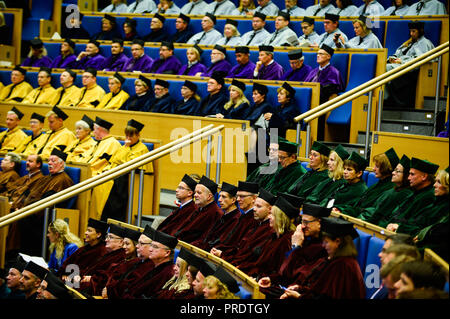 Cracovie, Pologne. 1 octobre, 2018. Les professeurs sont vus au cours de la cérémonie d'ouverture de la 655th ouverture de l'année académique à l'Auditorium Maximum. Fondée en 1364, l'Université Jagellonne est la plus ancienne université en Pologne, la deuxième plus ancienne université d'Europe centrale, et l'une des plus anciennes universités du monde. Credit : Omar Marques/SOPA Images/ZUMA/Alamy Fil Live News Banque D'Images