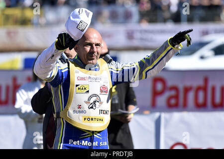 Pardubice, République tchèque. Sep 30, 2018. Jaroslav Petrak de République tchèque cheers fans avant la 70e casque d'or international speedway course à Pardubice, en Bohême de l'Est, la République tchèque, le dimanche, 30 Septembre, 2018. Photo : CTK Josef Vostarek/Photo/Alamy Live News Banque D'Images