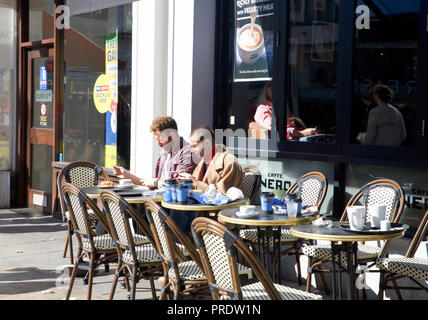 London,UK,1er octobre 2018, les gens profiter et tirer le meilleur parti de l'automne chaud soleil dans le centre de Londres comme continue haute pression.©Keith Larby/Alamy Live News Banque D'Images
