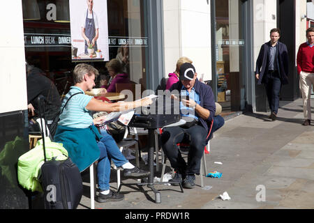 London,UK,1er octobre 2018, les gens profiter et tirer le meilleur parti de l'automne chaud soleil dans le centre de Londres comme continue haute pression.©Keith Larby/Alamy Live News Banque D'Images