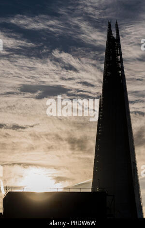 Londres, Royaume-Uni. 1 octobre 2018. Météo France : Le soleil se lève derrière le fragment. Crédit : Guy Bell/Alamy Live News Banque D'Images