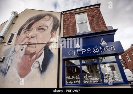 Prestwich, Royaume-Uni. 1er octobre 2018. L'artiste Graffiti Akse p19 termine son portrait du leader de l'automne Mark E.Smith sur le côté d'une boutique de jetons de Manchester. Le chanteur de la chute, décédé en janvier 2018, est commémoré dans sa ville natale de Prestwich, dans le Grand Manchester, pour un festival des arts. Crédit : Howard Harrison/Alay Live News Banque D'Images