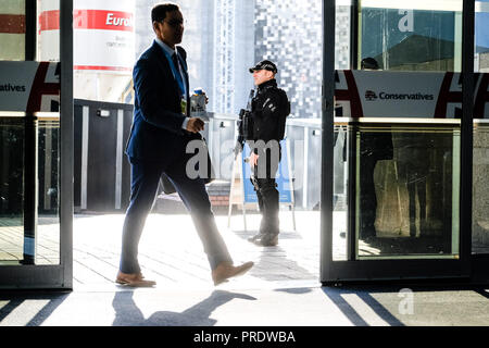 Birmingham, UK. 1 octobre 2018. Atmosphère à la conférence du parti conservateur le lundi 1 octobre 2018 tenue à ICC Birmingham Birmingham , . Sur la photo : Les délégués entrez le lieu d'exposition. Photo par Julie Edwards. Credit : Julie Edwards/Alamy Live News Banque D'Images