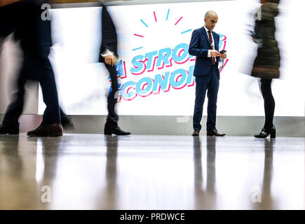 Birmingham, UK. 1 octobre 2018. Atmosphère à la conférence du parti conservateur le lundi 1 octobre 2018 tenue à ICC Birmingham Birmingham , . Sur la photo : Les délégués dans le centre commercial principal de la CPI. Photo par Julie Edwards. Credit : Julie Edwards/Alamy Live News Banque D'Images