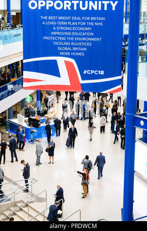 Birmingham, UK. 1 octobre 2018. Atmosphère à la conférence du parti conservateur le lundi 1 octobre 2018 tenue à ICC Birmingham Birmingham , . Sur la photo : Les délégués dans le centre commercial principal de la CPI. Photo par Julie Edwards. Credit : Julie Edwards/Alamy Live News Banque D'Images