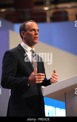 Birmingham, Angleterre. 1er octobre 2018. Dominic Raab, député, secrétaire d'État à la sortie de l'Union européenne, livre son discours à la conférence sur la session du matin de la deuxième journée de la conférence annuelle du parti conservateur à la CPI. Kevin Hayes/Alamy Live News Banque D'Images