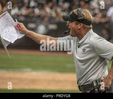 Oakland, Californie, USA. Sep 30, 2018. Oakland Raiders entraîneur en chef Jon Gruden le Dimanche, Septembre 30, 2018, au Oakland-Alameda County Coliseum, Oakland, Californie. Les raiders défait les Browns 45-42 heures supplémentaires dans un jeu. Crédit : Al Golub/ZUMA/Alamy Fil Live News Banque D'Images