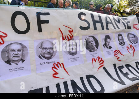 Londres, Royaume-Uni. 1er octobre 2018. Visages sur l'Aluminium du Vedanta 'Hall of Shame de banner : Anil Agarwal et ancien premier ministre David Cameron, avec d'autres qui ont été involived dans l'entreprise. Crédit : Peter Marshall/Alamy Live News Banque D'Images