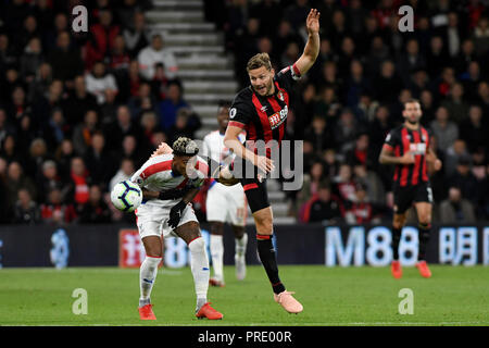 Bournemouth, Royaume-Uni. 1 octobre 2018. Steve Cook d'AFC Bournemouth et Patrick van Aanholt de Crystal Palace défi pour un en-tête - AFC Bournemouth v Crystal Palace, Premier League, stade de vitalité, Bournemouth - 1er octobre 2018 UTILISATION ÉDITORIALE STRICTEMENT SEULEMENT - DataCo règles s'appliquent - Pas d'utilisation non autorisée avec l'audio, vidéo, données, listes de luminaire, club ou la Ligue de logos ou services 'live'. En ligne De-match utilisation limitée à 75 images, aucune émulation. Aucune utilisation de pari, de jeux ou d'un club ou la ligue/dvd publications. Crédit : Richard Calver/Alamy Live News Banque D'Images