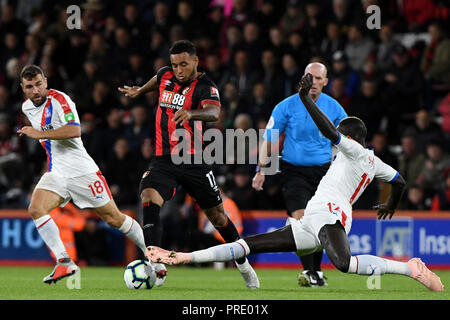 Bournemouth, Royaume-Uni. 1 octobre 2018. Joshua King d'AFC Bournemouth échappe à la jambe tendue de Mamadou Sakho de Crystal Palace - AFC Bournemouth v Crystal Palace, Premier League, stade de vitalité, Bournemouth - 1er octobre 2018 UTILISATION ÉDITORIALE STRICTEMENT SEULEMENT - DataCo règles s'appliquent - Pas d'utilisation non autorisée avec l'audio, vidéo, données, listes de luminaire, club ou la Ligue de logos ou services 'live'. En ligne De-match utilisation limitée à 75 images, aucune émulation. Aucune utilisation de pari, de jeux ou d'un club ou la ligue/dvd publications. Crédit : Richard Calver/Alamy Live News Banque D'Images