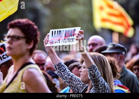 Manifestations en Catalogne le premier anniversaire de l'indépendance de vote. Sur un an, avec des images de policiers armés de baton et le chargement dans les bureaux de vote. Bloquer les routes et les chemins de fer des militants pour marquer un an que référendum sur la sécession. Banque D'Images
