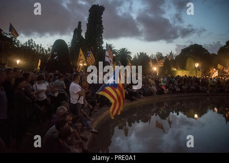 01 octobre, 2018 - Barcelone, Catalogne, Espagne) - Des milliers de personnes ont défilé à Barcelone le premier octobre 2018 se souvenir du référendum sur l'indépendance qui a eu lieu il y a un an et qui a conduit des centaines de blessés en raison d'électeurs la police espagnole de répression. Banque D'Images