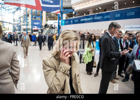 Birmingham, UK. 1 octobre, 2018. Justine Greening marche dernières et ignore Jacob Rees-Mogg à la conférence du parti conservateur : Crédit Benjamin Wareing/Alamy Live News Banque D'Images