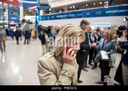 Birmingham, UK. 1 octobre, 2018. Justine Greening marche dernières et ignore Jacob Rees-Mogg à la conférence du parti conservateur : Crédit Benjamin Wareing/Alamy Live News Banque D'Images