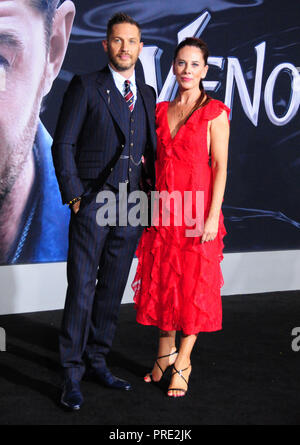 WESTWOOD, CA - 01 OCTOBRE : l'acteur Tom Hardy et écrivain Kelly Marcel assister à la première mondiale de Columbia Pictures' 'Venom' au Regency Village Theatre Le 1 octobre 2018 à Westwood, en Californie. Photo de Barry King/Alamy Live News Banque D'Images