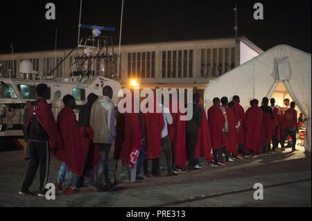 Malaga, Espagne. 2e oct, 2018. Les migrants dans une file d'attente à pied vers la tente de la Croix Rouge Espagnole après leur arrivée au Port de Malaga. Service de Sauvetage Maritime Spains 150 migrants secourus à bord de trois canots à la mer Méditerranée et les a amenés au port de Malaga, où ils étaient assistés par la Croix Rouge Espagnole. Credit : Jésus Merida/SOPA Images/ZUMA/Alamy Fil Live News Banque D'Images