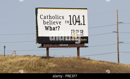 Fortuna, Dakota du Nord, USA. Sep 8, 2018. Un panneau de présence réelle du réseau Radio (RPR) demander ''les catholiques croient quoi ?'' le long de la route US 85, à l'Est de la Fortune, N.D. La Radio est une présence réelle du Dakota du Nord, l'apostolat des laïcs talk radio catholique réseau. Credit : Bayne Stanley/ZUMA/Alamy Fil Live News Banque D'Images