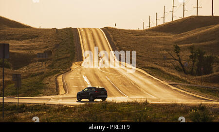 Fortuna, Dakota du Nord, USA. Sep 8, 2018. Un SUV véhicule tourne à l'arrêt du Sud Dakota du Nord de la route 5 sur la Route 85, à l'Est de Fortuna, N.D. Credit : Bayne Stanley/ZUMA/Alamy Fil Live News Banque D'Images