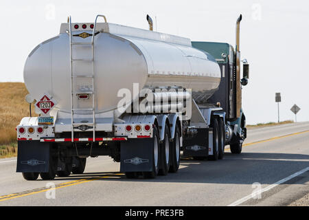 Fortuna, Dakota du Nord, USA. Sep 8, 2018. Un semi truck transporte un chargement d'essence le long de la Route 85, à l'Est de Fortuna, N.D. Credit : Bayne Stanley/ZUMA/Alamy Fil Live News Banque D'Images