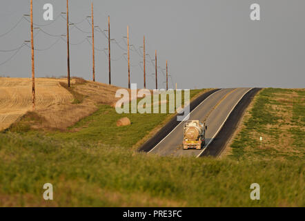 Fortuna, Dakota du Nord, USA. Sep 8, 2018. Un semi truck transporte un chargement de pétrole brut le long de la route 5 Dakota du Nord, à l'Est de Fortuna, N.D. Credit : Bayne Stanley/ZUMA/Alamy Fil Live News Banque D'Images