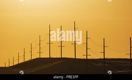 Fortuna, Dakota du Nord, USA. Sep 8, 2018. Les lignes d'énergie électrique silhouetté par le coucher de soleil le long de la Route 85, à l'Est de Fortuna, N.D. Credit : Bayne Stanley/ZUMA/Alamy Fil Live News Banque D'Images