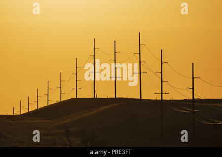 Fortuna, Dakota du Nord, USA. Sep 8, 2018. Les lignes d'énergie électrique silhouetté par le coucher de soleil le long de la Route 85, à l'Est de Fortuna, N.D. Credit : Bayne Stanley/ZUMA/Alamy Fil Live News Banque D'Images