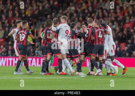 Bournemouth, Royaume-Uni. 1 octobre, 2018. Les températures augmentent au cours de la Premier League match entre l'AFC Bournemouth et Crystal Palace à la vitalité Stadium, Bournemouth, Angleterre le 1 octobre 2018. Photo de Simon Carlton. Usage éditorial uniquement, licence requise pour un usage commercial. Aucune utilisation de pari, de jeux ou d'un seul club/ligue/dvd publications. Credit : UK Sports Photos Ltd/Alamy Live News Banque D'Images