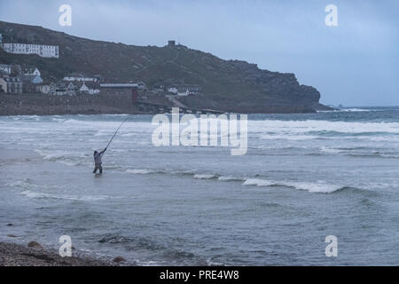 L'Anse de Sennen, Cornwall, UK. 2e oct, 2018. Météo britannique. C'était un doux mais gris lever du soleil à Sennen Cove, ce matin à 17 degrés C. Les pêcheurs étaient sur la plage, avec des conditions idéales pour la pêche basse. Crédit : Simon Maycock/Alamy Live News Banque D'Images