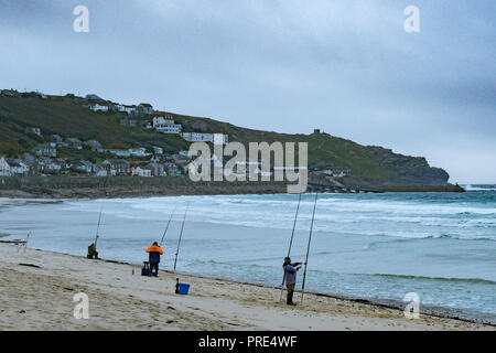 L'Anse de Sennen, Cornwall, UK. 2e oct, 2018. Météo britannique. C'était un doux mais gris lever du soleil à Sennen Cove, ce matin à 17 degrés C. Les pêcheurs étaient sur la plage, avec des conditions idéales pour la pêche basse. Crédit : Simon Maycock/Alamy Live News Banque D'Images