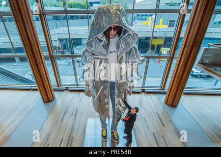 Londres, Royaume-Uni. 2e oct, 2018. Tim Yip avec Lili, une installation artistique de grande envergure qui fait partie de la BAFTA et Academy Award Winner Tim Yip, directeur d'art aux multiples facettes du projet Cloud particulièrement chargé pour cette année, l'évolution de la Chine Festival. Le projet intègre également un défilé de mode le dimanche 7 octobre montrant 25 costumes spécialement conçus, élaborés au cours des mois de la collaboration entre certains des plus grands créateurs de mode de Londres et la plupart des étudiants prometteurs de la mode. Crédit : Guy Bell/Alamy Live News Banque D'Images